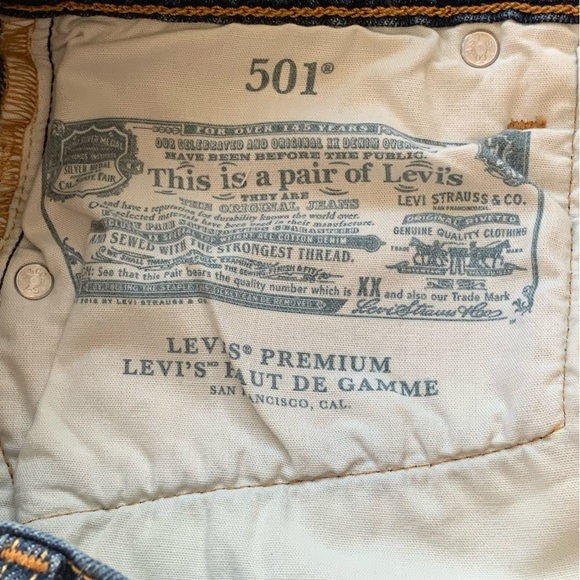 Levi’s Raw Hem/Distressed Women’s Jean Shorts - Picture 7 of 8